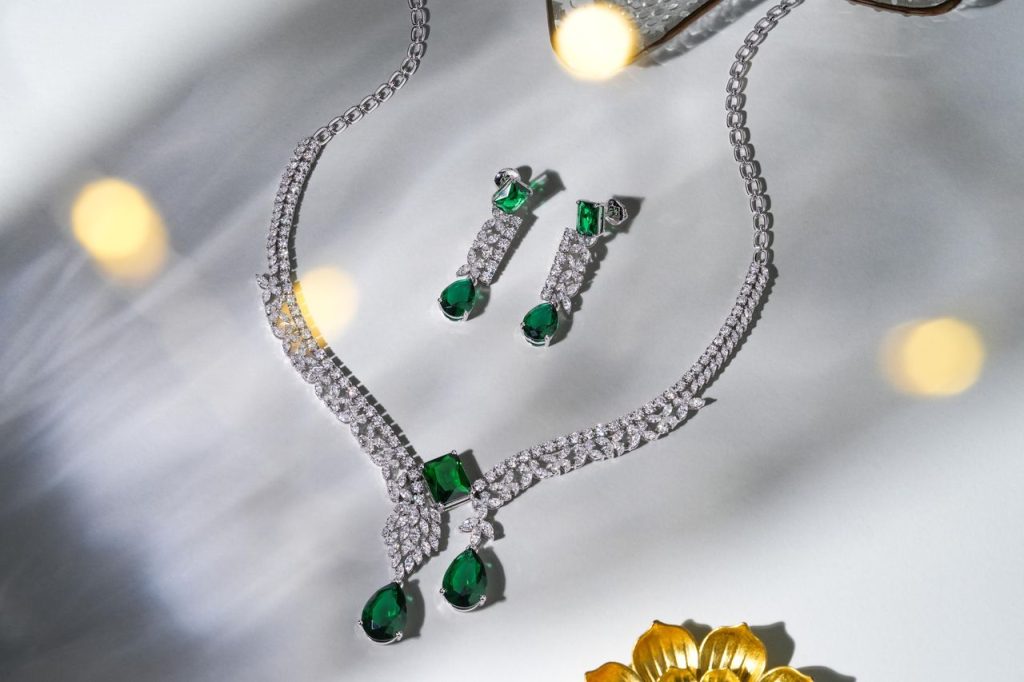 Luxurious diamond and emerald necklace set, perfect for festive occasions.